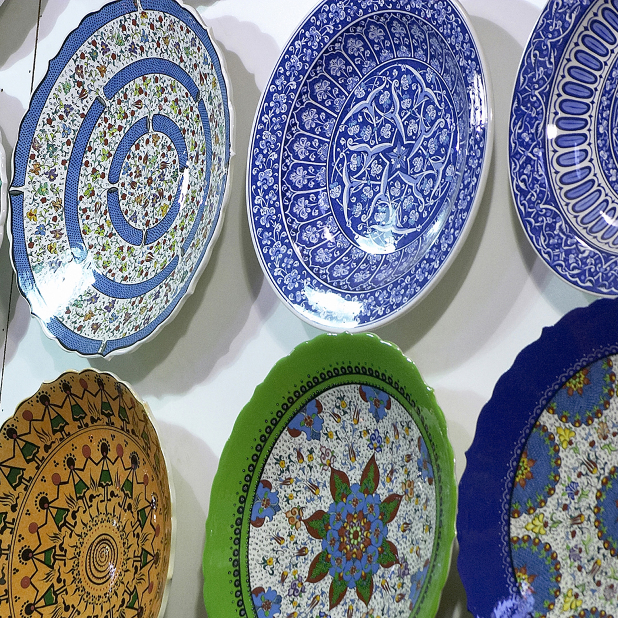 Hillman Plate Holder with Wall Hanger (8 in. - 11 in.) 30lb