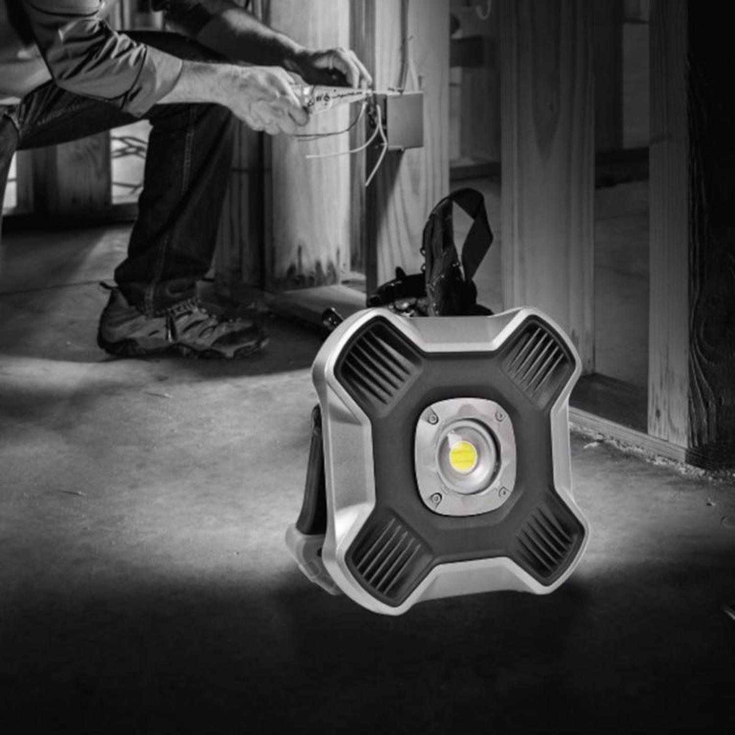 Feit 2000 lm LED Battery Tripod Work Light
