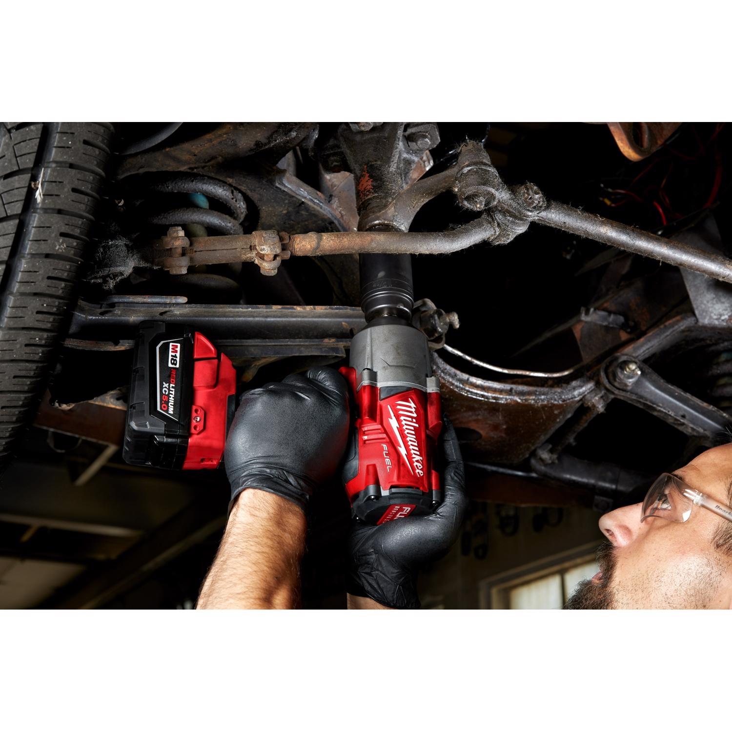 Milwaukee M18 FUEL 18 V 1/2 in. Cordless Brushless Impact Wrench Kit (Battery & Charger)