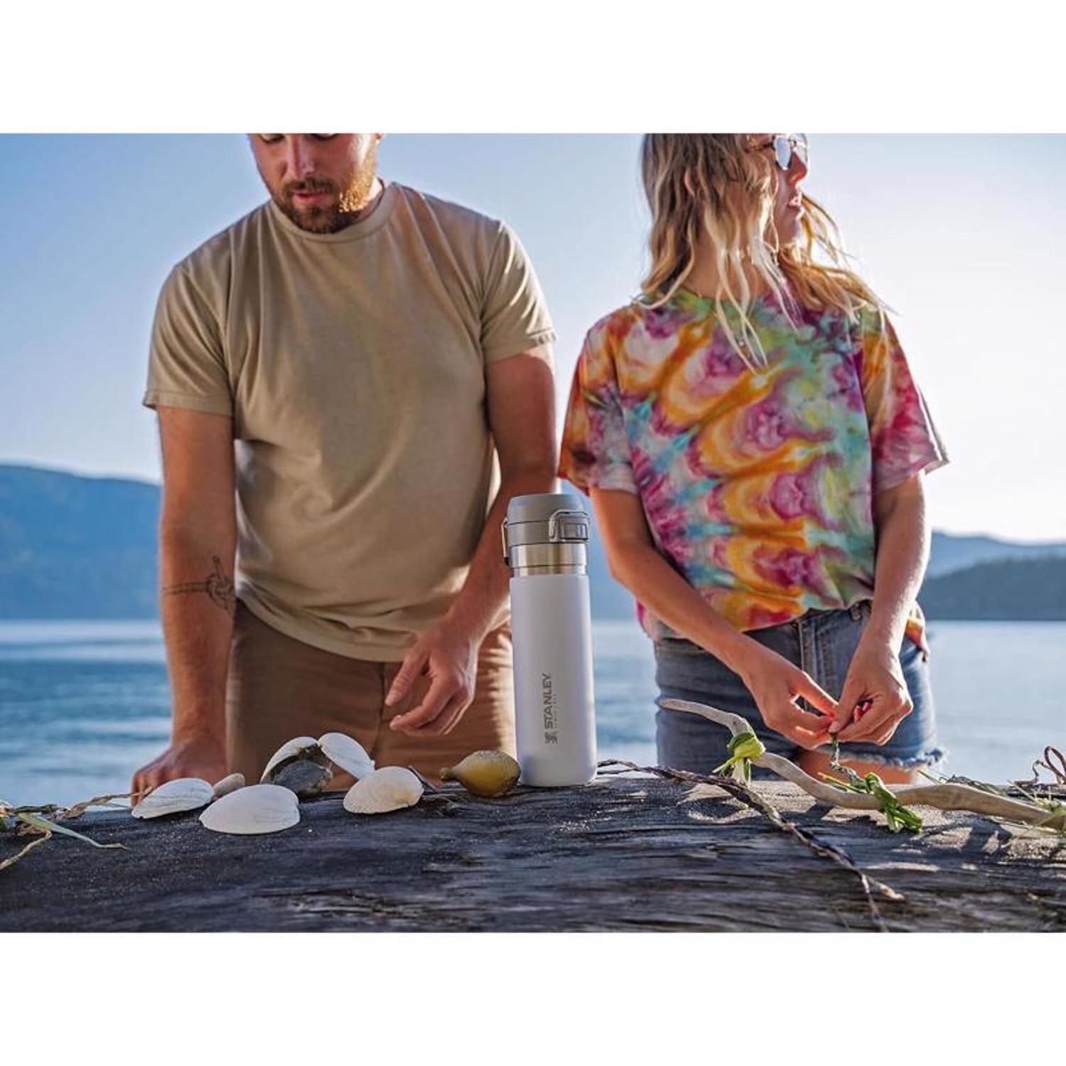 Stanley The Quick Flip 24 oz Polar BPA Free Double Wall Insulation Vacuum Insulated Bottle