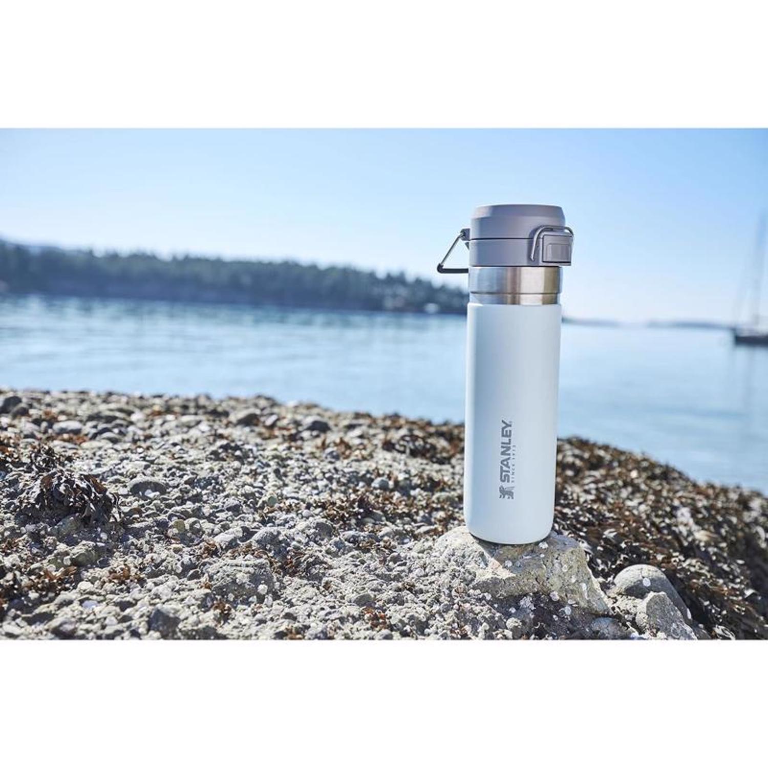 Stanley The Quick Flip 24 oz Polar BPA Free Double Wall Insulation Vacuum Insulated Bottle