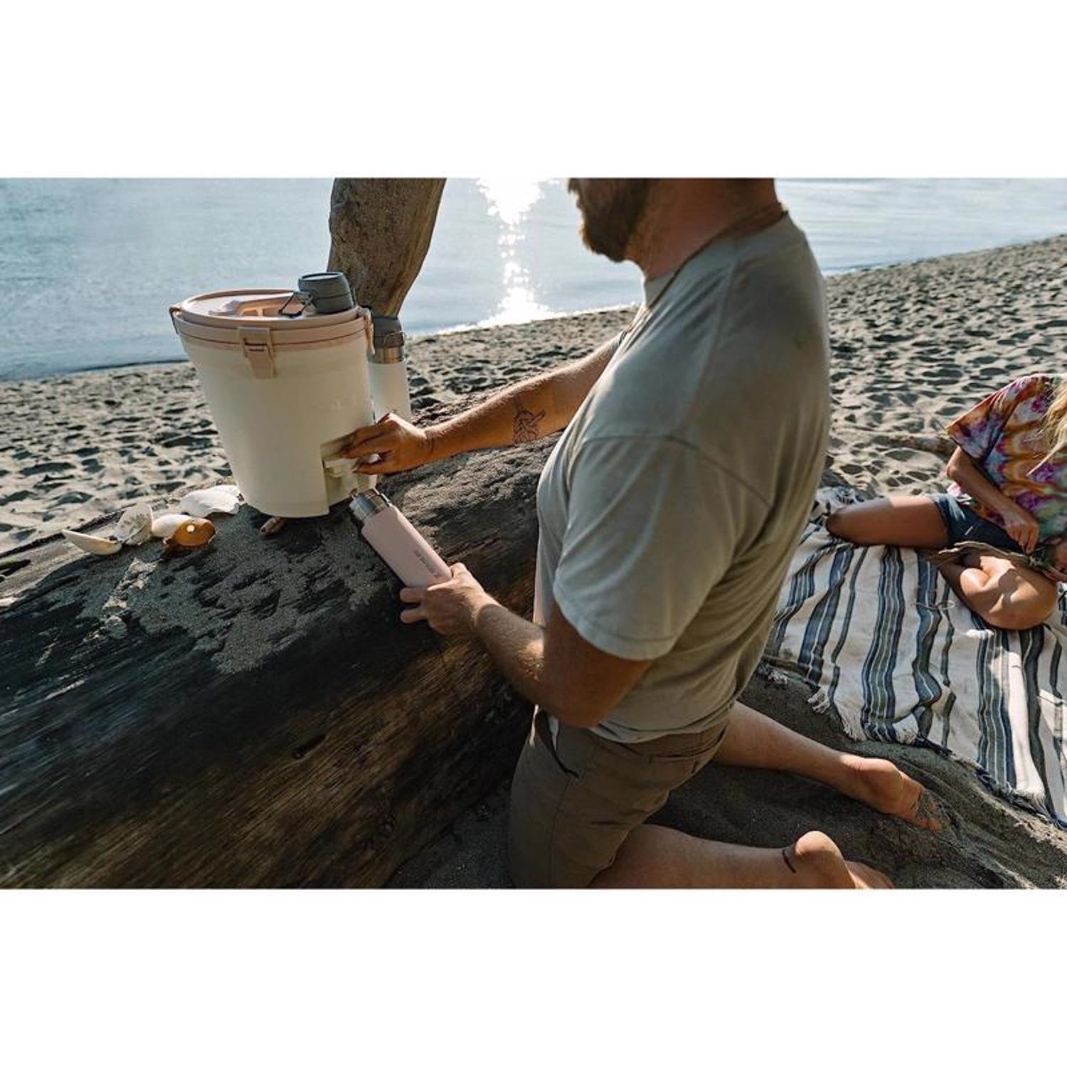 Stanley The Quick Flip 24 oz Rose Quartz BPA Free Double Wall Vacuum Insulation Insulated Bottle