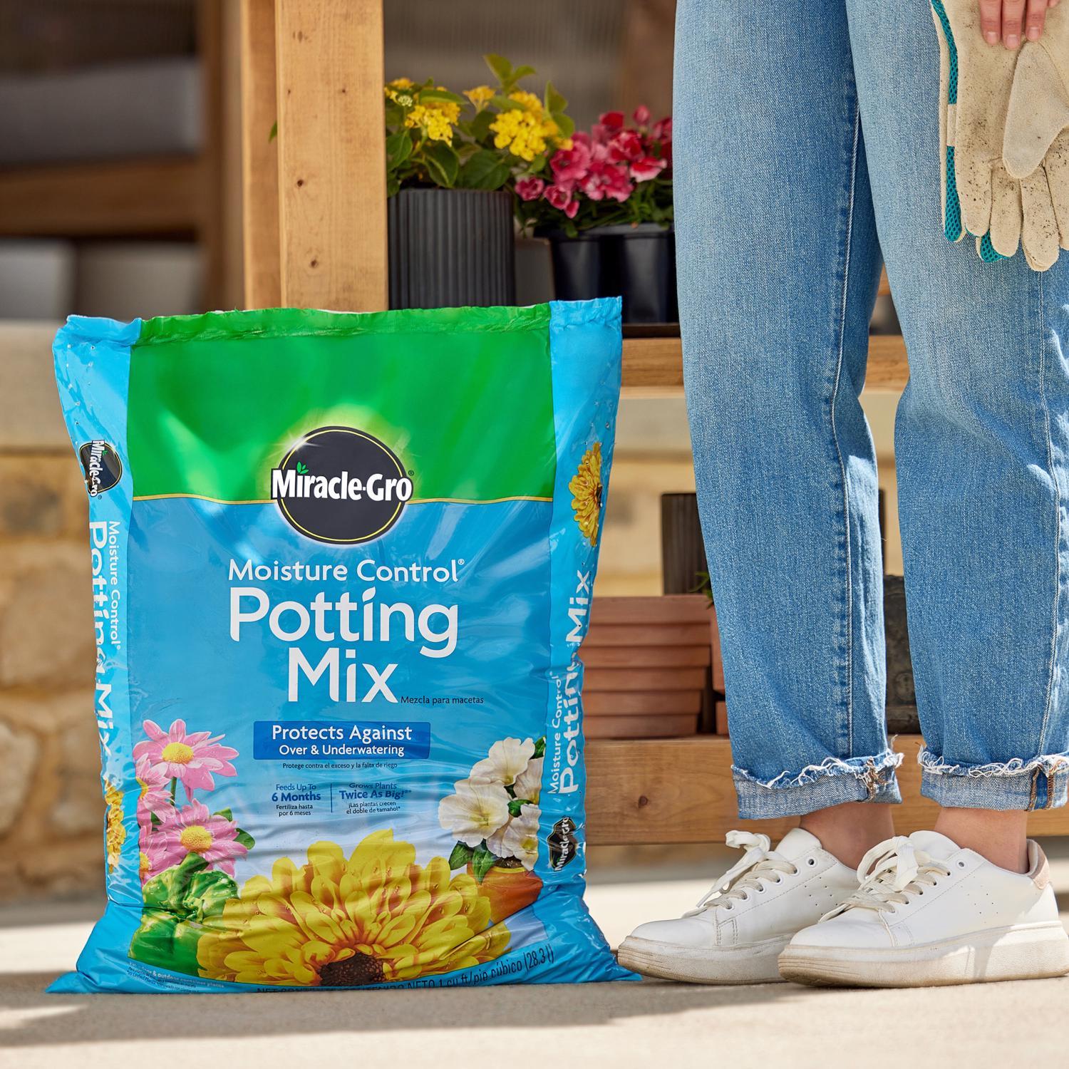 Miracle-Gro Moisture Control Flower and Plant Potting Mix 25 qt