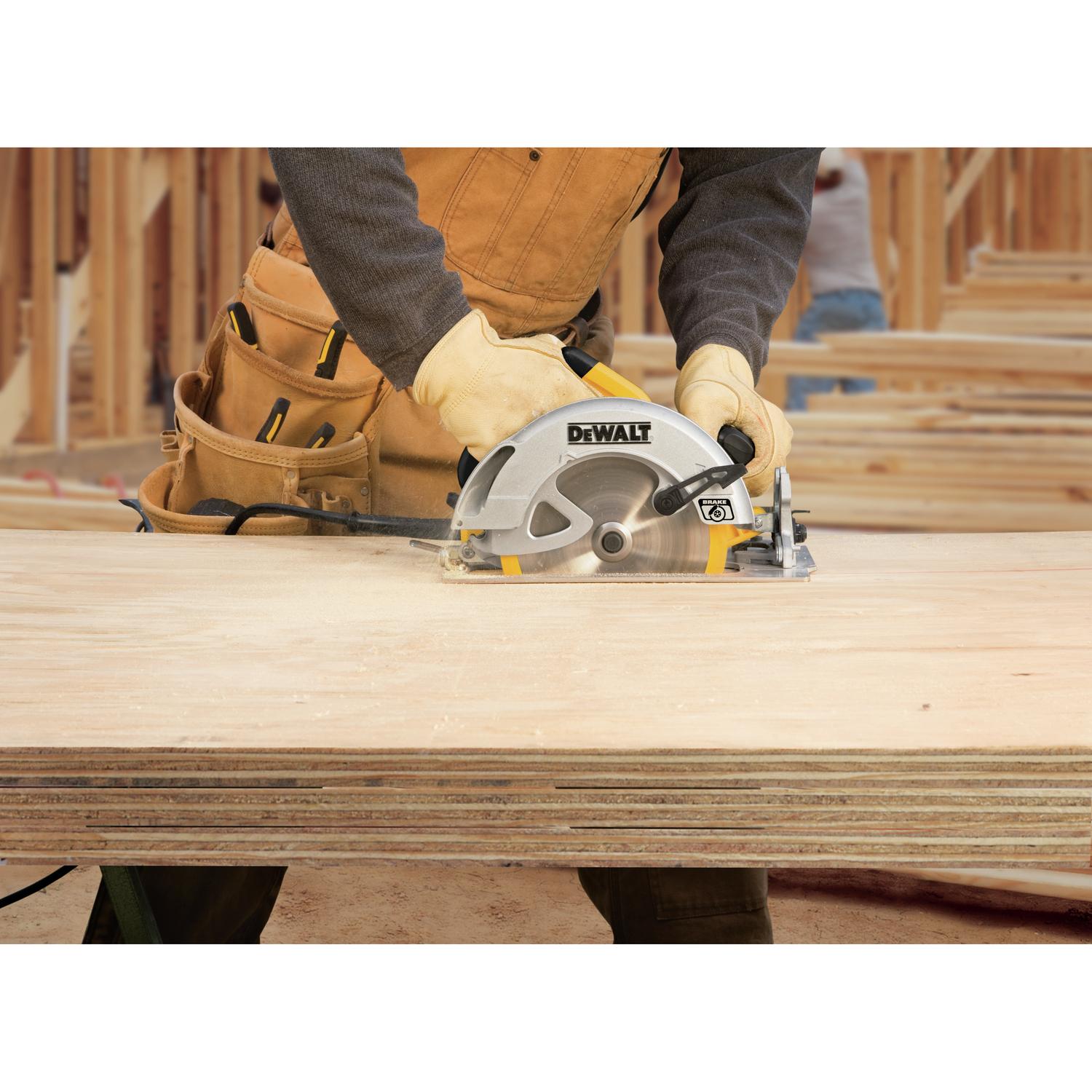 DeWalt 15 amps 7-1/4 in. Corded Brushed Lightweight Circular Saw Tool Only