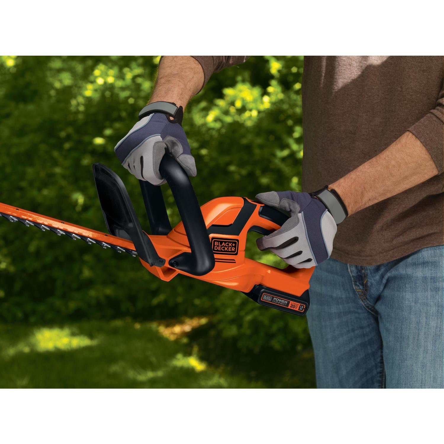 Black+Decker 22 in. 20 V Battery Hedge Trimmer Kit (Battery & Charger)