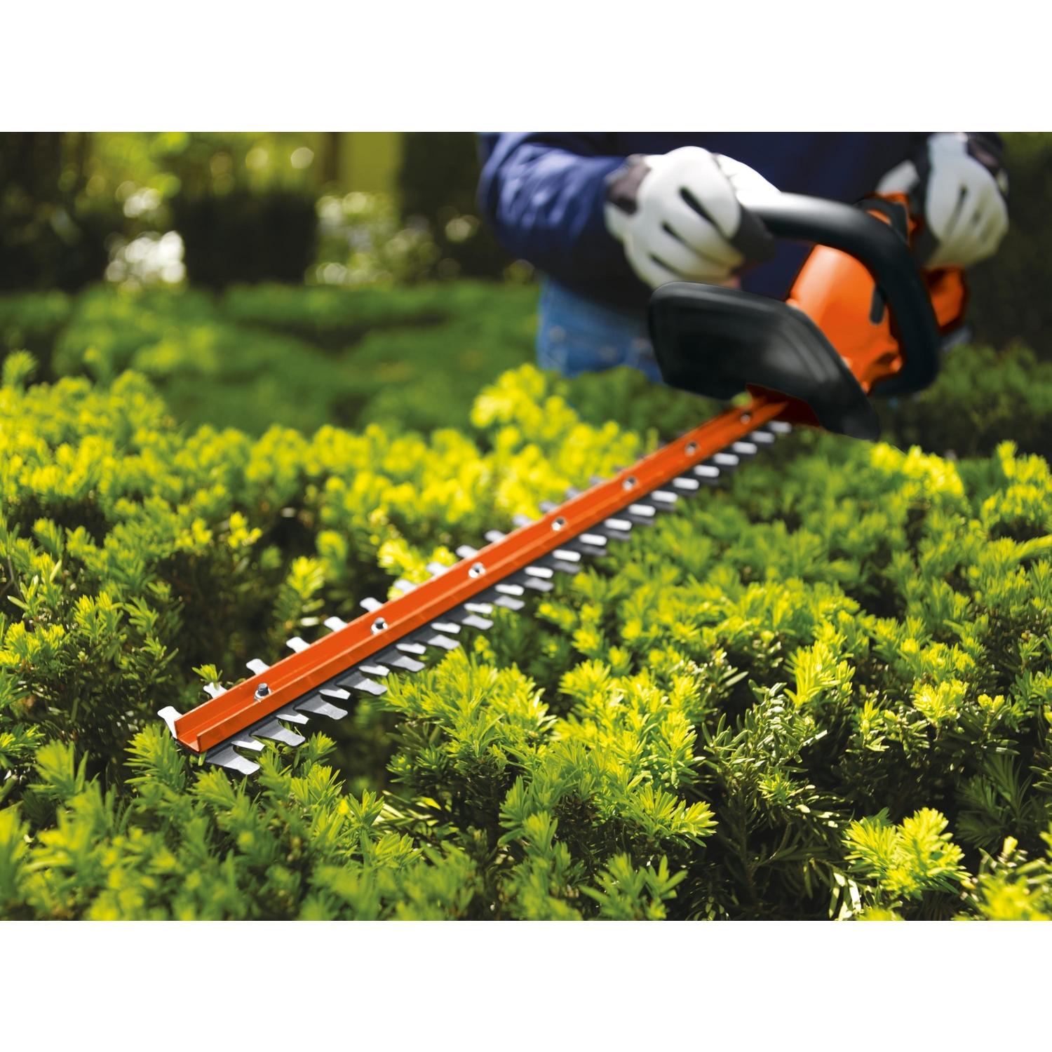 Black+Decker 22 in. 20 V Battery Hedge Trimmer Kit (Battery & Charger)