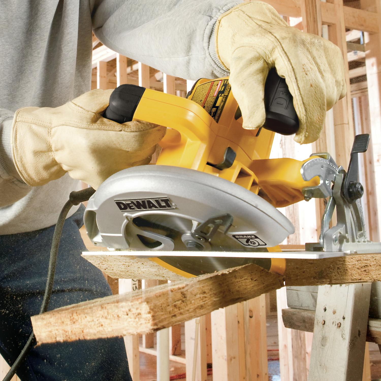 DeWalt 15 amps 7-1/4 in. Corded Brushed Lightweight Circular Saw Tool Only