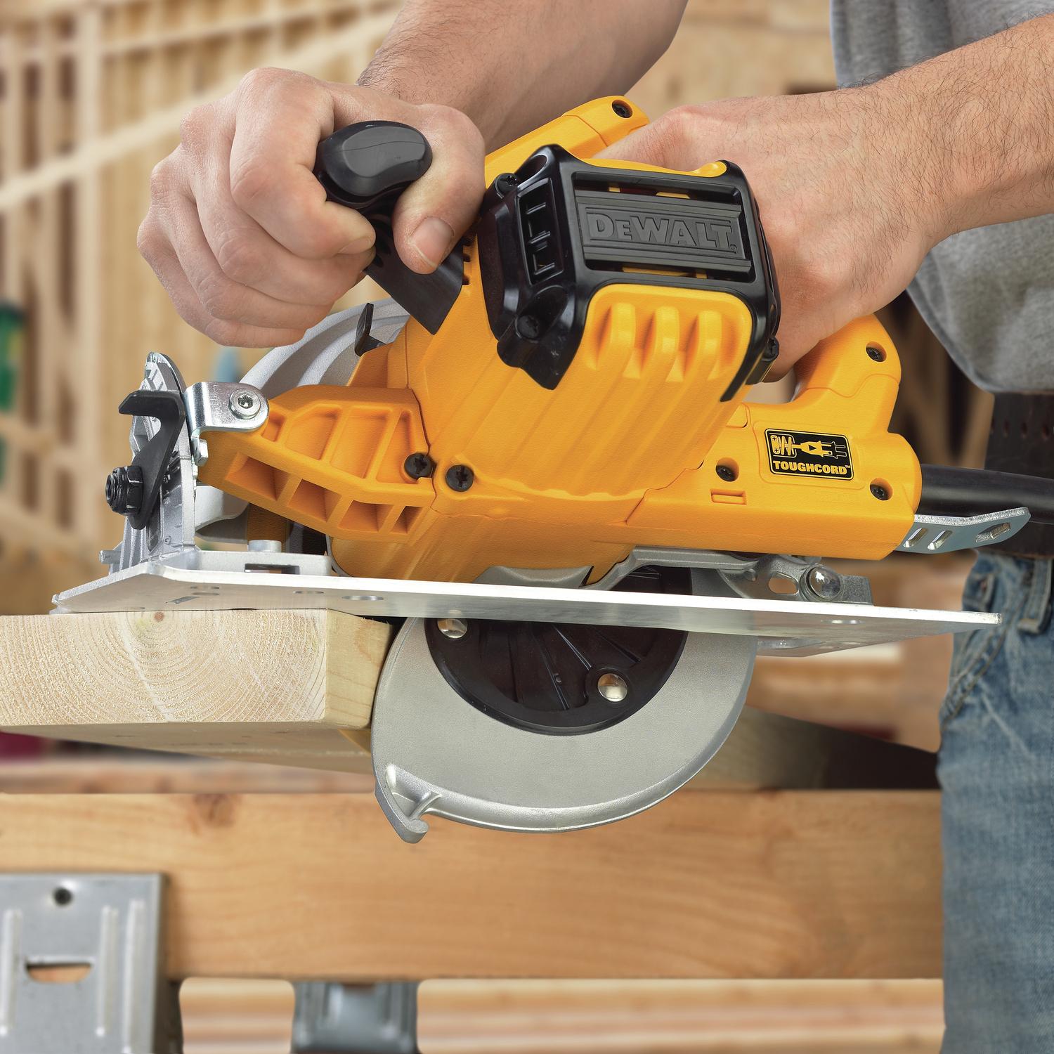 DeWalt 15 amps 7-1/4 in. Corded Brushed Lightweight Circular Saw Tool Only