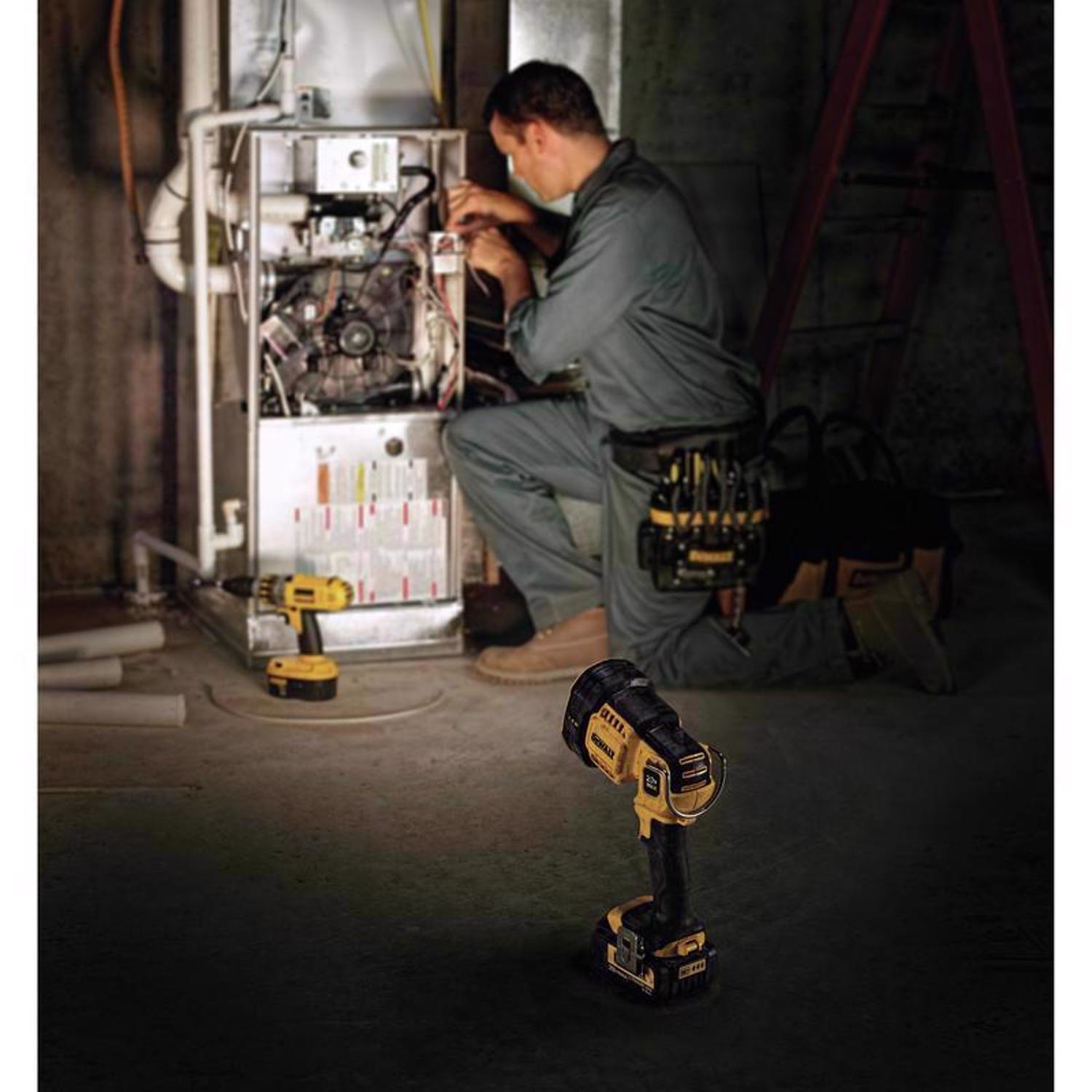 DeWalt 20V MAX 1500 lm Black/Yellow LED Rechargeable Jobsite Spotlight