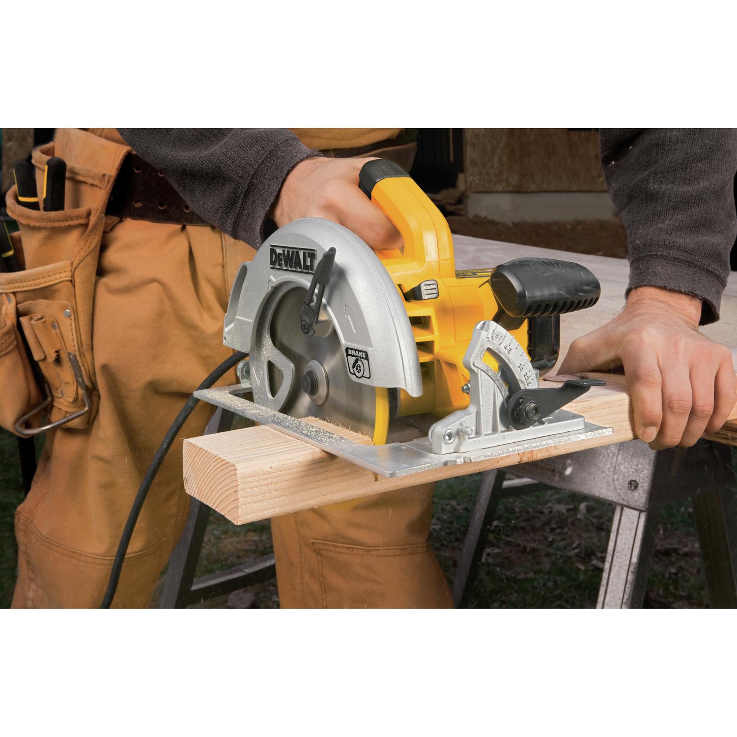 DeWalt 15 amps 7-1/4 in. Corded Brushed Lightweight Circular Saw Tool Only