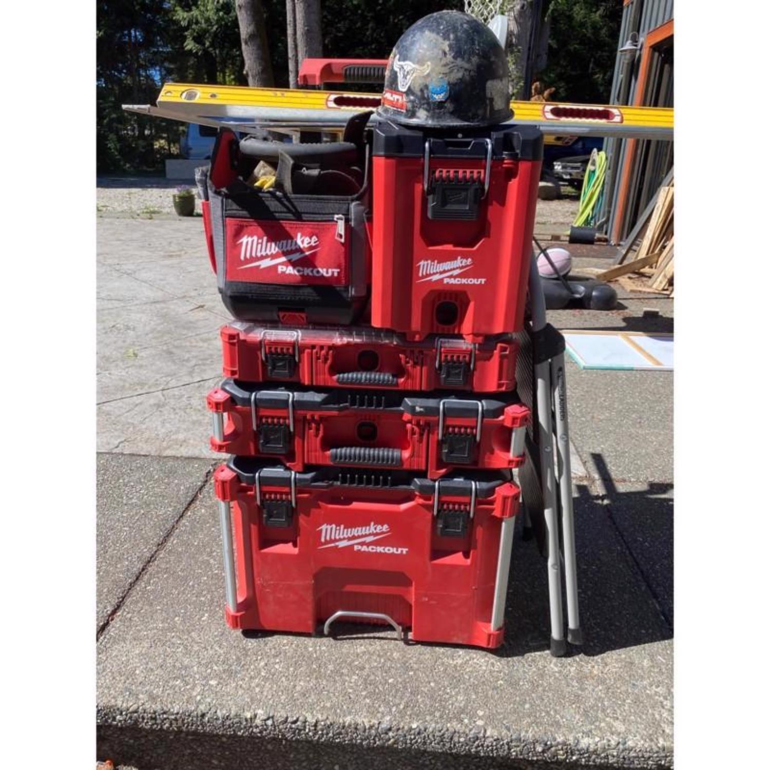 Milwaukee PACKOUT 10 in. Compact Portable Tool Box Black/Red