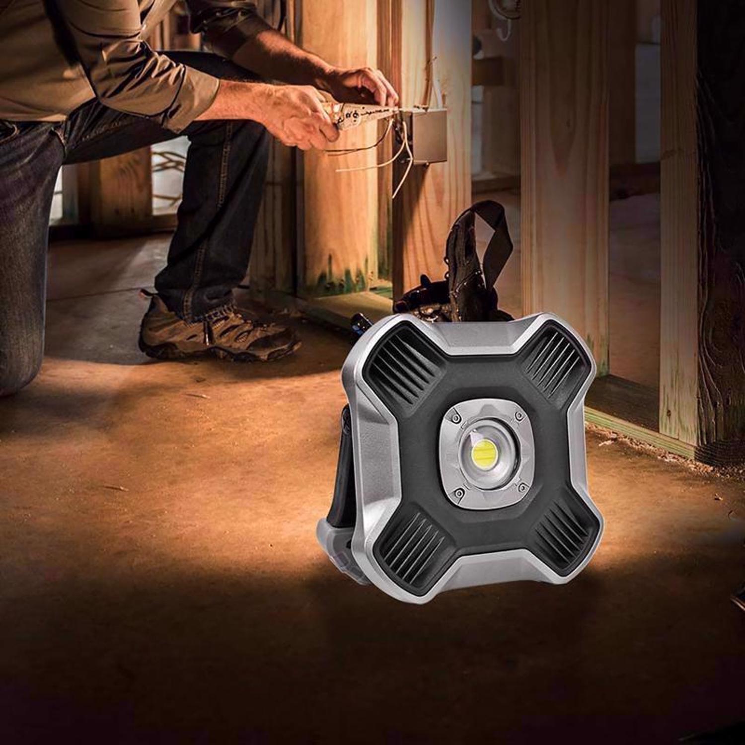 Feit 2000 lm LED Battery Tripod Work Light